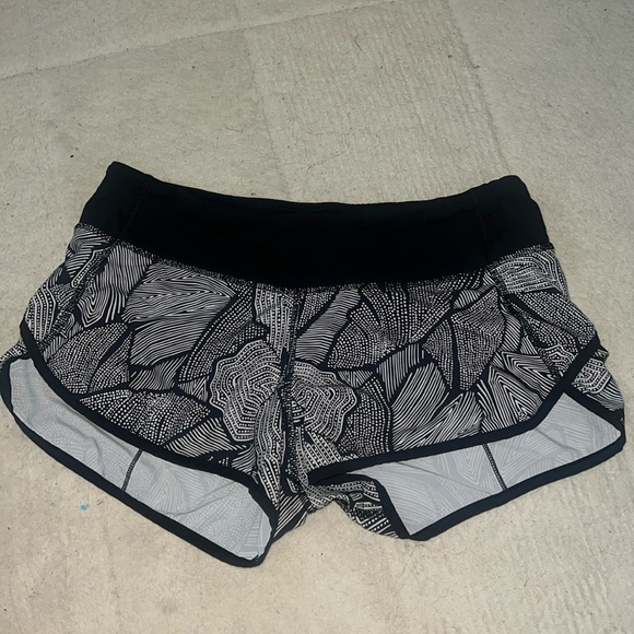 Lululemon SPEED UP SHORT low rise 2.5” - Picture 1 of 5